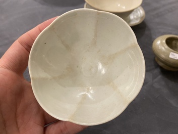 Een diverse collectie Chinees porselein en aardewerk, Song en later