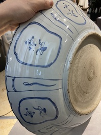 Important plat en porcelaine de Chine en bleu et blanc de type kraak, Wanli