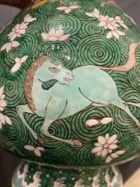 Vase de forme 'suantouping' en biscuit &eacute;maill&eacute; vert &agrave; d&eacute;cor de chevaux au galop, Chine, 19&egrave;me