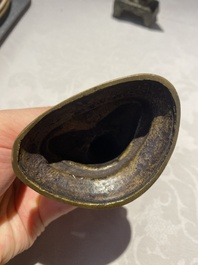 Een Chinese bronzen bel en twee sculpturen, Ming en later