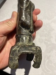 Een Chinese bronzen bel en twee sculpturen, Ming en later