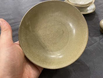 Een diverse collectie Chinees porselein en aardewerk, Song en later