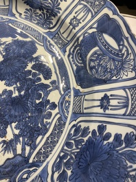 Important plat en porcelaine de Chine en bleu et blanc de type kraak, Wanli