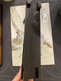 Een Chinese famille rose plaquette in houten standaard, gesigneerd Wang Qi 王琦, 20e eeuw