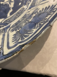 Important plat en porcelaine de Chine en bleu et blanc de type kraak, Wanli