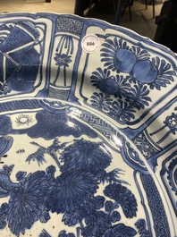 Important plat en porcelaine de Chine en bleu et blanc de type kraak, Wanli