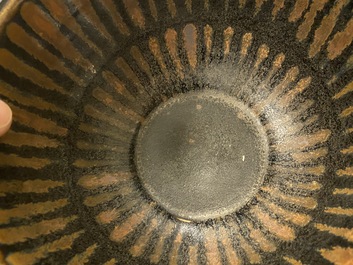 Een diverse collectie Chinees porselein en aardewerk, Song en later