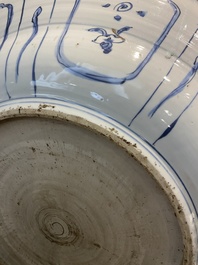 Important plat en porcelaine de Chine en bleu et blanc de type kraak, Wanli