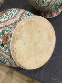 Een paar Chinese wucai vazen met leeuwenkoppen, 19/20e eeuw