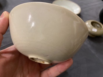 Een diverse collectie Chinees porselein en aardewerk, Song en later