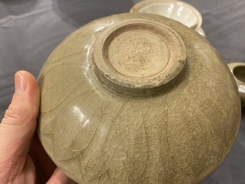Een diverse collectie Chinees porselein en aardewerk, Song en later