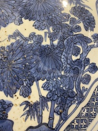 Important plat en porcelaine de Chine en bleu et blanc de type kraak, Wanli