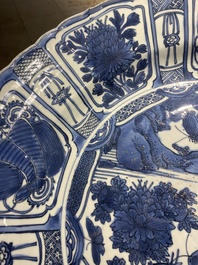 Important plat en porcelaine de Chine en bleu et blanc de type kraak, Wanli