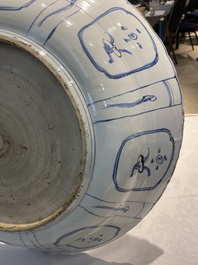 Important plat en porcelaine de Chine en bleu et blanc de type kraak, Wanli