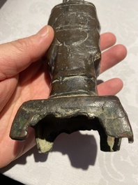 Een Chinese bronzen bel en twee sculpturen, Ming en later