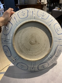 Important plat en porcelaine de Chine en bleu et blanc de type kraak, Wanli