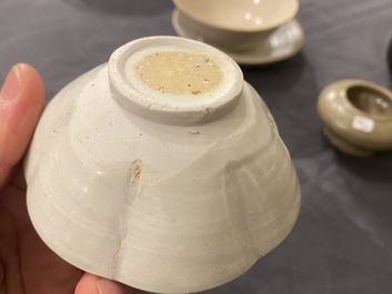 Een diverse collectie Chinees porselein en aardewerk, Song en later