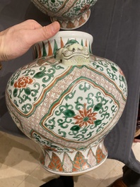 Een paar Chinese wucai vazen met leeuwenkoppen, 19/20e eeuw
