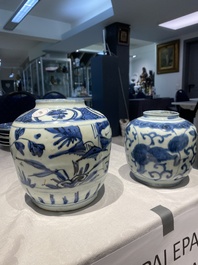 Deux pots en porcelaine de Chine en bleu et blanc, Ming