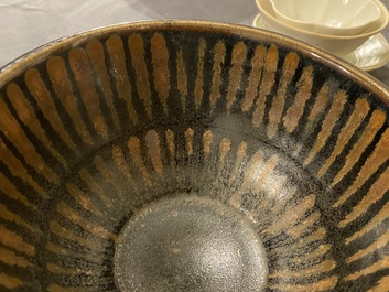 Een diverse collectie Chinees porselein en aardewerk, Song en later