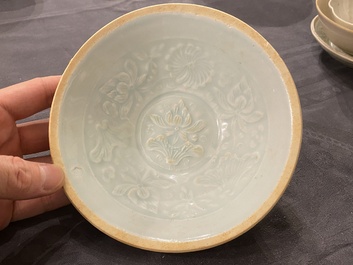Een diverse collectie Chinees porselein en aardewerk, Song en later