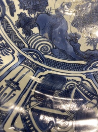 Important plat en porcelaine de Chine en bleu et blanc de type kraak, Wanli