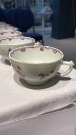 Een Chinees famille rose theeservies en zes borden, Qianlong