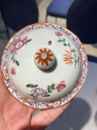 Een Chinees famille rose theeservies en zes borden, Qianlong