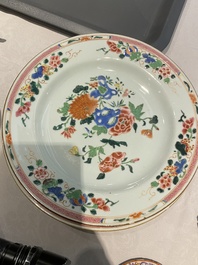 Een Chinees famille rose theeservies en zes borden, Qianlong