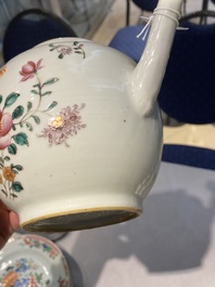 Een Chinees famille rose theeservies en zes borden, Qianlong