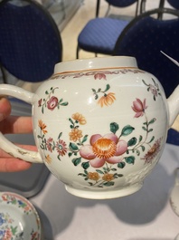 Een Chinees famille rose theeservies en zes borden, Qianlong