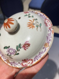 Een Chinees famille rose theeservies en zes borden, Qianlong