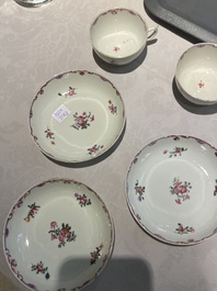 Een Chinees famille rose theeservies en zes borden, Qianlong