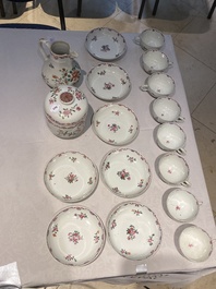 Een Chinees famille rose theeservies en zes borden, Qianlong