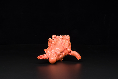 Sculpture de Bouddha rieur en corail rouge sur socle en bois, Chine, 19/20&egrave;me