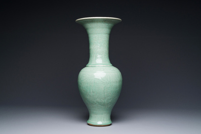 Vase de forme balustre en porcelaine de Chine c&eacute;ladon de Longquan &agrave; d&eacute;cor incis&eacute;, Ming