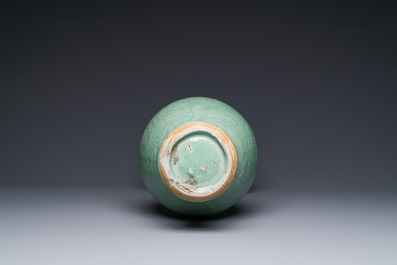 Vase de forme balustre en porcelaine de Chine c&eacute;ladon de Longquan &agrave; d&eacute;cor incis&eacute;, Ming