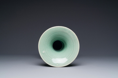 Vase de forme balustre en porcelaine de Chine c&eacute;ladon de Longquan &agrave; d&eacute;cor incis&eacute;, Ming