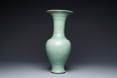 Vase de forme balustre en porcelaine de Chine c&eacute;ladon de Longquan &agrave; d&eacute;cor incis&eacute;, Ming