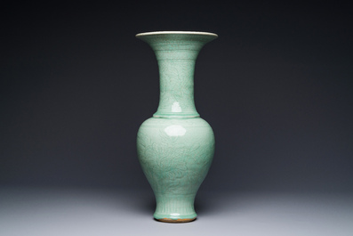 Vase de forme balustre en porcelaine de Chine c&eacute;ladon de Longquan &agrave; d&eacute;cor incis&eacute;, Ming