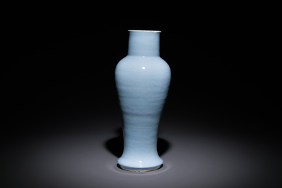 Een Chinese monochrome clair-de-lune geglazuurde 'guanyin zun' vaas, Kangxi