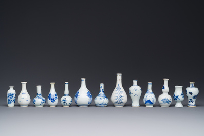 Dertien Chinese blauw-witte miniatuur vazen met floraal decor, Kangxi