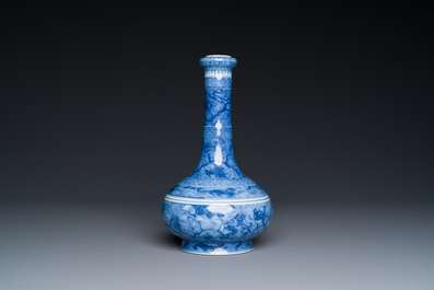Vase de forme bouteille &agrave; t&ecirc;te d'ail en porcelaine de Chine en bleu et blanc &agrave; d&eacute;cor d'animaux mythiques, marque et &eacute;poque de Kangxi