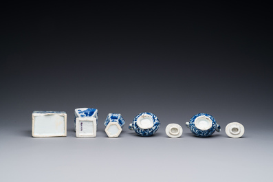 Deux vases, deux pichets miniatures et une bo&icirc;te &agrave; th&eacute; en porcelaine de Chine en bleu et blanc, Kangxi
