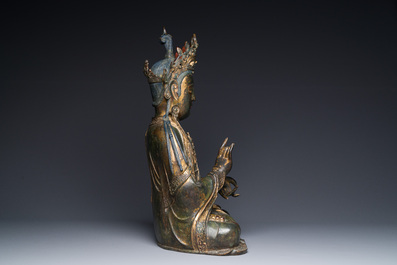 Grande sculpture en bronze laqu&eacute; et dor&eacute; repr&eacute;sentant un Bodhisattva, Chine, Ming
