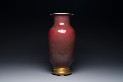 Een Chinese monochrome koperrood geglazuurde vaas met verguld bronzen montuur, 18/19e eeuw