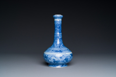 Vase de forme bouteille &agrave; t&ecirc;te d'ail en porcelaine de Chine en bleu et blanc &agrave; d&eacute;cor d'animaux mythiques, marque et &eacute;poque de Kangxi