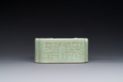 Een vierkante Chinese monochrome celadon geglazuurde kom met verguld drakendecor, Daoguang merk en periode