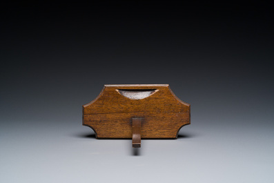 Coupe de forme quadrilobe en &eacute;maux cloisonn&eacute;s &agrave; d&eacute;cor floral sur socle en bois, Chine, Yongzheng