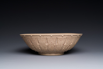 Een grote Chinese Yixing steengoed kom met reli&euml;fdecor, Qianlong merk, 18/19e eeuw